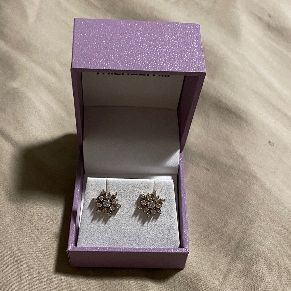 Elegant Gold and Silver Floral Earrings.
925 stamped and sterilized.